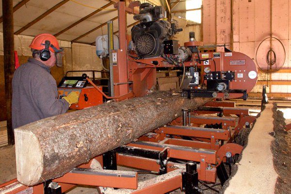 Small Scale Sawmilling On The Farm Is It Right For Your Operation Small Farm Canada